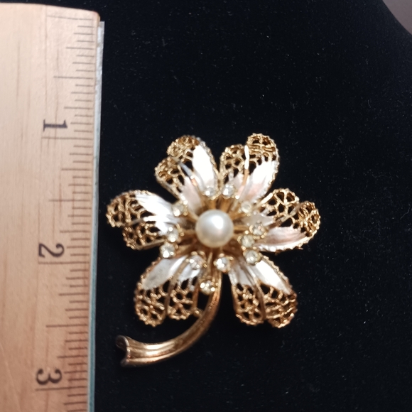 Vintage BSK Flower Brooch Textured Gold Tone Faux Pearl Rhinestone Signed - Picture 5 of 7